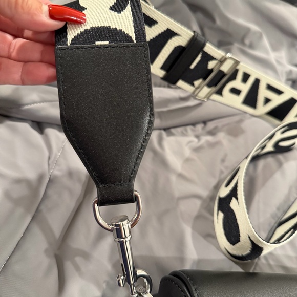 Marc Jacobs Black Crossbody Bag with Bold Strap - Picture 6 of 7